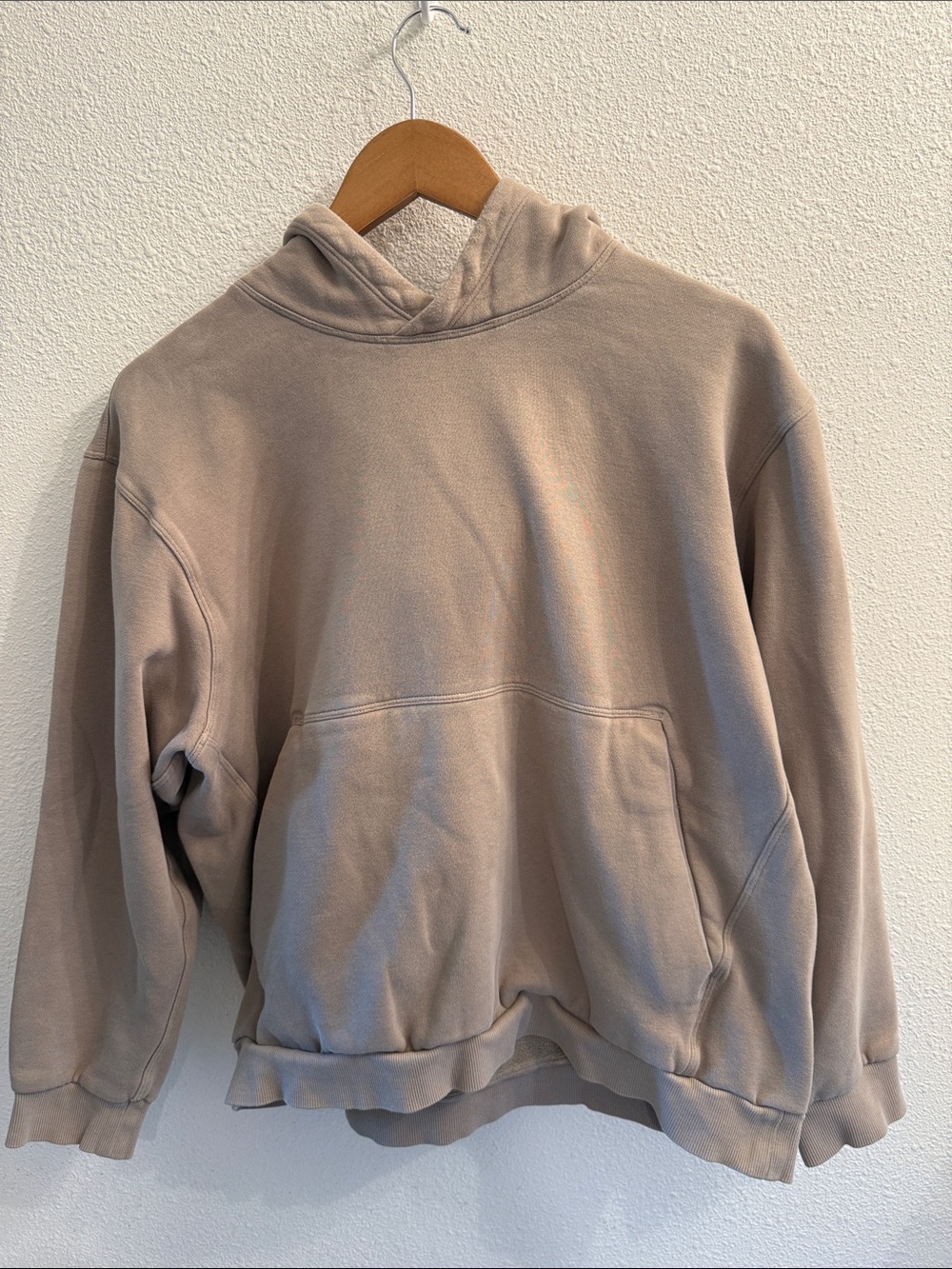 Lululemon men’s beige hoodie